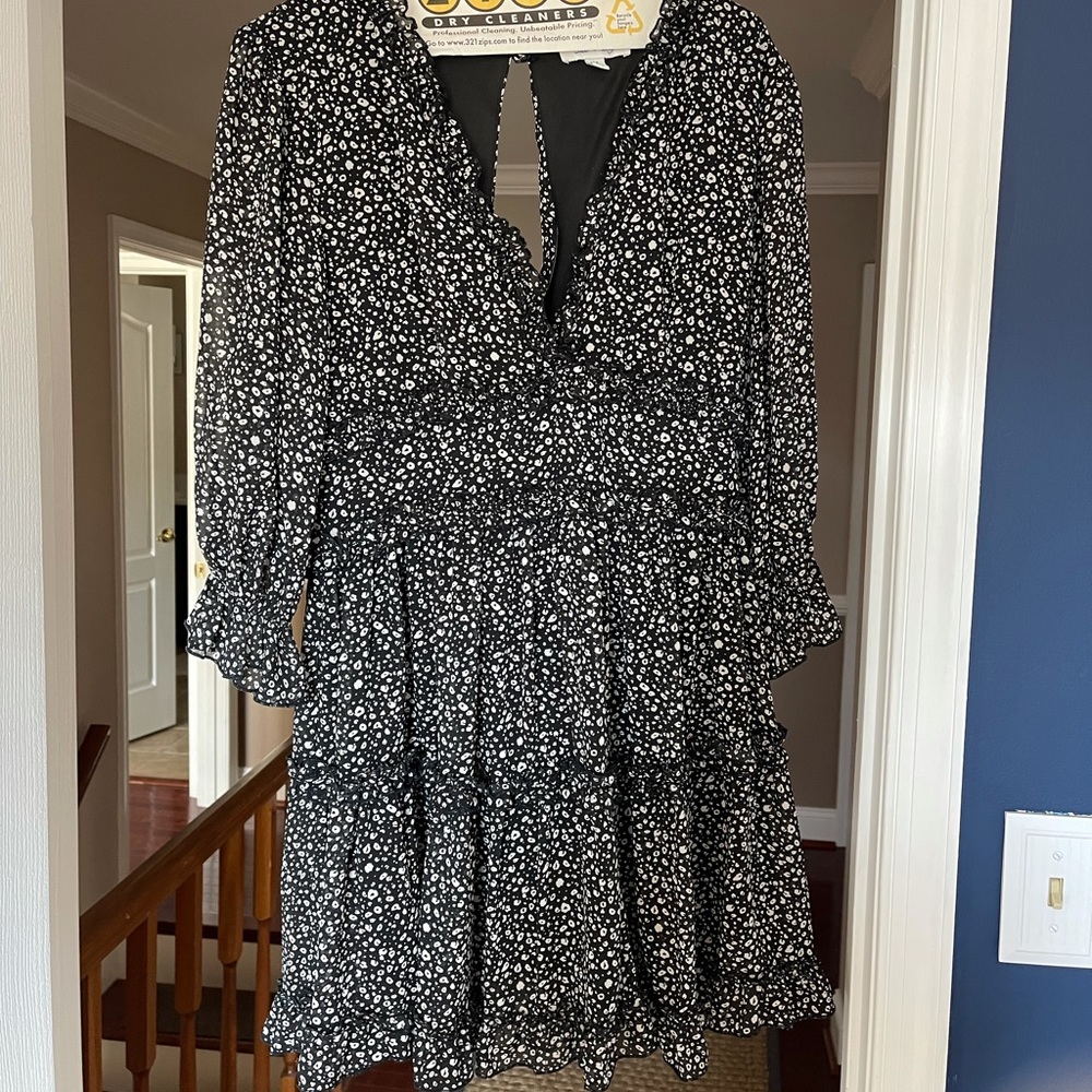 Black and white patterned long sleeve short  dress